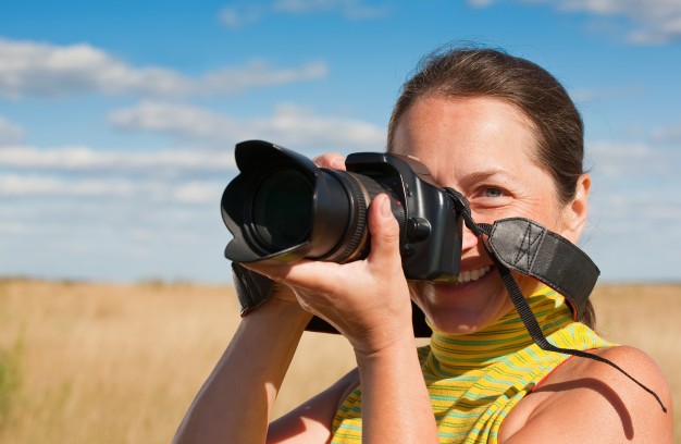 mujer-fotografo-con-camara_1398-166